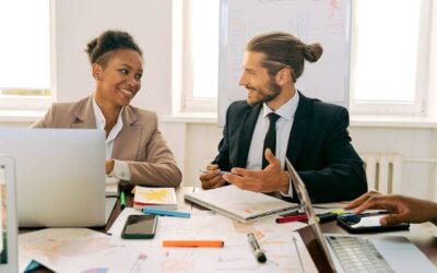 What Is Microlearning? The New Trend in Modern Education Corporate team discussing microlearning strategies
